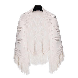 Chal Triangular <span class=keywords><strong>de</strong></span> <span class=keywords><strong>Ganchillo</strong></span> Hecho a Mano con Flecos, Diseño Calado Estilo Vintage, Bufanda Versátil, Moderna y Cálida - Product Image 2