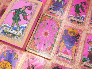 Jeu de cartes de tarot personnalisé en PVC holographique rose, étanche, pour des soirées à thème, des jeux éducatifs et amusants, des fêtes de pyjama, des rassemblements d'adolescents, des moments joyeux - Product Image 3