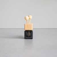Bouteille vide carrée givrée transparente noire de 8 ml pour voiture, avec couvercle en bois et bille en bois, diffuseur d'huile, pendentif, flacons de parfum en verre