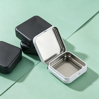 Boîte à pilules carrée mini noire et blanche en métal à charnière, étui portable pour médicaments, capsules et comprimés, avec impression de logo personnalisée