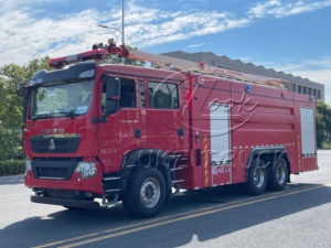 Camion de pompiers aérien SINOTRUK HOWO 18-32m avec système de contrôle PLC et télécommande, camion-citerne 6x4 de 12000L pour haute altitude - Product Image 4