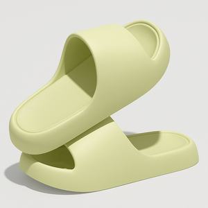 Chaussons en toile à bout fermé antidérapants avec doublure en fourrure chaude et design tendance pour adultes, idéaux pour la salle de bain - Product Image 2