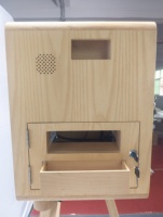 Miroir magique en bois de 15,6 pouces avec support réglable et espace pour une imprimante intégrée.