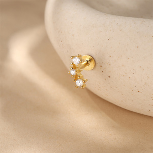 Piercing Labret de Plata de Ley 925 Chapado en Oro de 18K con Diseño de Estrella de Ocho Puntas y Parte Superior Plana con Circonita Cúbica, Ideal para Hélix y Cartílago - Product Image 1