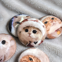 Cadeaux Souvenirs Mignons Petits Imprimés Personnalisés Coussin Peluche Doux Badge Bouton en Fer Blanc Vente en Gros Direct Usine Cadeau Très Demandé