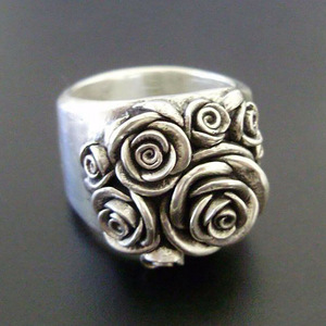 Anello da donna classico in lega con fiore, stile vintage europeo, gioiello alla moda, elegante anello regalo. - Product Image 1