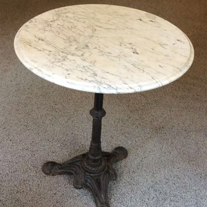 <span class=keywords><strong>Table</strong></span> de <span class=keywords><strong>bistrot</strong></span> classique de style français avec plateau rond en <span class=keywords><strong>marbre</strong></span> et base en <span class=keywords><strong>fonte</strong></span> à quatre pieds pour café et restaurant - Product Image 5