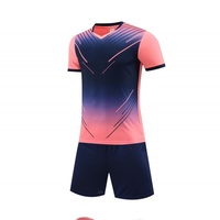 Maillot de football respirant à col en V avec dégradé bleu foncé et rose, motif géométrique, et short – Kit d'entraînement et de match pour équipes de club