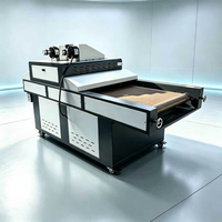 La máquina de serigrafía está equipada de manera estándar con una máquina de curado UV