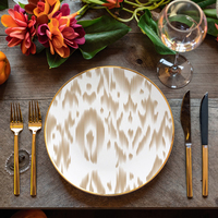 Assiettes de présentation de luxe à bordure dorée avec logo personnalisé Vaisselle de mariage Assiette écologique en porcelaine de Chine