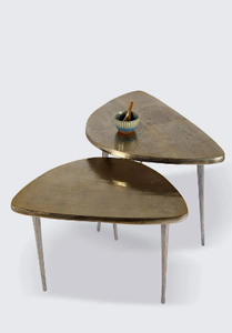 Table d'appoint en ligne avec des détails complexes soutenus par de minces pieds coniques Table d'appoint imbriquée en aluminium oriental - Product Image 2