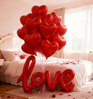 Un ensemble de ballons en aluminium en forme de cœur rouge LOVE, adaptés à la décoration de mariages, de la Saint-Valentin, de cérémonies de remise de diplômes