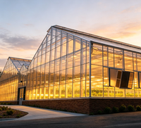 Serre moderne multi-voûtes en polycarbonate avec structure en acier galvanisé à chaud pour l'agriculture commerciale