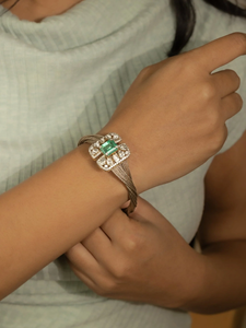 Pulsera Glinting Hive, Elegante y Lujosa, Hecha a Mano por Diseñadores, Inspirada en la Panal de Abejas, con Patrón Geométrico - Product Image 2