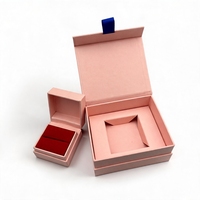 Coffret Cadeau Bijoux Personnalisé Boîte d'Emballage Bague Papier Texturé Couvercle Rabattable Insert en Velours Rouge Ruban de Tirage pour Mariage