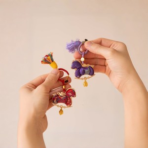 Ciondolo Songjin a forma di piccolo cavallo, realizzato a mano, con ciondolo zodiacale Songjin a forma di cavallo, da appendere a borse e veicoli, con nappa, stile antico - Product Image 1