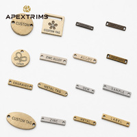 APEX Factory Étiquette métallique gravée en 3D personnalisée, avec logo et design de marque, avec trou de fixation, emblème découpé, OEM ODM, pour vêtements et sacs