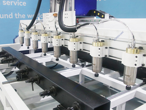 Machine de sculpture sur <span class=keywords><strong>bois</strong></span> CNC multi-têtes à 4 axes 8 broches avec <span class=keywords><strong>fixation</strong></span> rotative pour la gravure 3D automatisée sur tous les côtés du <span class=keywords><strong>bois</strong></span> - Product Image 3