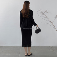 Nouvelle collection automne du fabricant : costumes, robes et chemisiers pour femmes, ensembles deux pièces plissés style Issey Miyake et en maille.