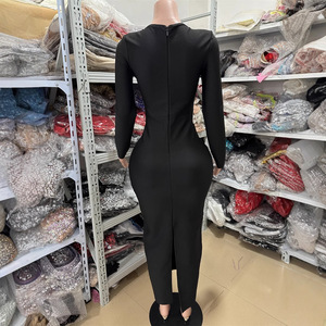 <span class=keywords><strong>Abito</strong></span> da sera da sera in raso lungo fino al pavimento in raso aderente con scollo a V sottile a pieghe in vita naturale Silhouette - Product Image 4