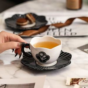 Taza de Café de Cerámica Negra Vintage con Diseño de Tulipán Francés, Apta para Lavavajillas, Pintada, Elegante, para Latte Art, Regalo o Recuerdo para el Té de la Tarde - Product Image 6