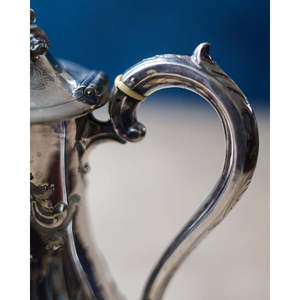 หม้อช็อกโกแลตเชฟฟิลด์พร้อมหูจับเบกาไลต์ สูง 25 ซม. ตกแต่งแบบคานยื่น - Product Image 2