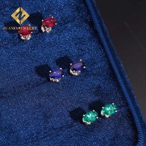 Boucles d'oreilles clous en or massif 10 carats avec rubis, saphirs et émeraudes de laboratoire, et diamants de laboratoire colorés NGIC - Product Image 1