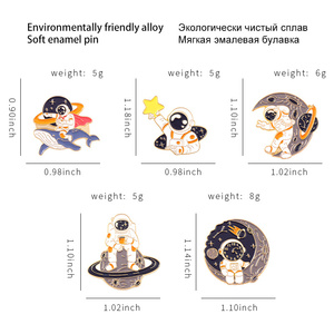 Vente en gros Regarder avec les mains nues espace galaxie astronaute émail broches baleine série mignon revers Badges sac bijoux cadeaux pour un ami - Product Image 6