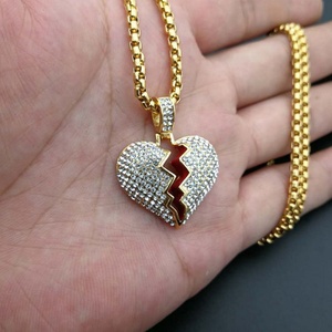 Collar con Colgante de Corazón Roto Pintado con Diamantes, en Acero Inoxidable Plateado, Superventas - Product Image 4