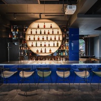Nouveau design de comptoir de bar, armoire murale de présentation de vin tout-en-un, casier à vin circulaire lumineux à LED pour club et bar