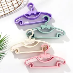 Chine Petits cintres multifonctions non marquants pour vêtements Conception centrale de nœud papillon Cintre en plastique portable pour enfants