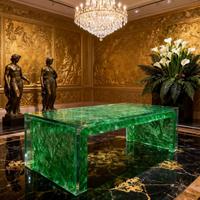 Table à manger en résine transparente élégante et luxueuse, point focal lumineux nocturne, design contemporain pour hôtels, bureaux et villas