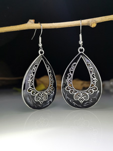 Orecchini Pendenti Vintage Intagliati a Vuoto con Smalto e Motivo Bianco e Nero, Accessori Moda per Donna - Product Image 4