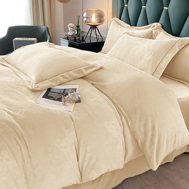 Fashion Designer Luxury Super Warm Flannel 4pcs Bedding Set Fleece Velvet Duvet Cover Bed Sheet Bedding Set