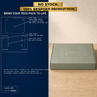 Boîte cadeau pour accessoires technologiques en carton ondulé E-flute vert sauge avec logo personnalisé en feuille d'argent et fermeture auto-adhésive