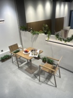 Ensemble table et chaises de jardin en plastique imitation bois, minimaliste, confortable, empilable, imperméable, deux places, moderne, pour extérieur, hôtel, cour.
