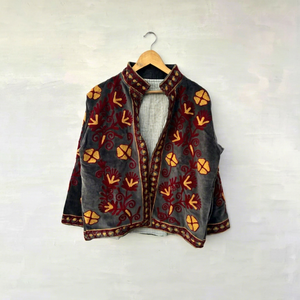 Veste Suzani vintage en velours gris brodée de fleurs, manches longues, col montant, faite à la main, style bohème, vêtements d'extérieur pour femmes en hiver - Product Image 1