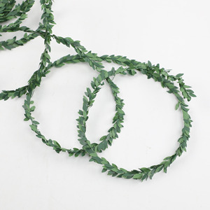 Guirnaldas de Hojas Verdes Artificiales de 7.5 Metros, Decoraciones de Plástico para Bodas y Hogar al Aire Libre - Product Image 4