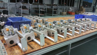 Machine de codage de gaufrage de date d'expiration de rouleau d'encre automatique NY-805 pour l'emballage de barre de chocolat de sucette de bonbons de paquet d'écoulement