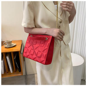 Sac à main fourre-tout à chaîne en cuir de grande capacité pour femmes avec sac sous les bras en treillis de diamant avec fermeture à glissière doublure en polyester PU - Product Image 5