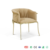 Fauteuil de luxe en velours camel avec structure sculpturale en laiton doré, mobilier sur mesure pour toute la maison, capitonné, pour villa et hôtel