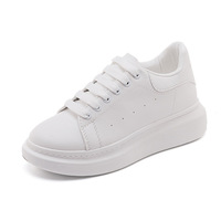 Nouvelles baskets blanches pour femmes, polyvalentes, à semelle épaisse et rehaussante, décontractées et tendance, style skate pour hommes et étudiants, souples et confortables.