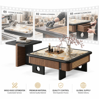 Ensemble de tables basses carrées avec plateau en pierre, accent en rotin et base en bois bicolore avec découpe circulaire pour salon