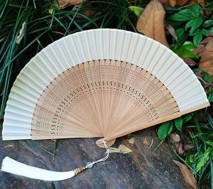 Éventail en bambou classique personnalisé, écologique, à graver soi-même avec le nom des mariés, motif floral traditionnel, date de mariage, sac cadeau pour les jeunes mariés - Product Image 4