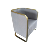 Fauteuil d'appoint incurvé en velours avec structure en métal doré pour salon, idéal pour villas et hôtels – Collection Loisirs Résidentiels