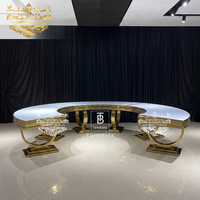 Table de banquet de mariage moderne avec pieds dorés, forme ronde et plateau demi-lune