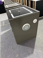 Mesita de Noche Inteligente Moderna de Madera y Cuero Europea con Carga Inalámbrica, Altavoz, Cerradura con Huella Dactilar e Iluminación LED para Dormitorio