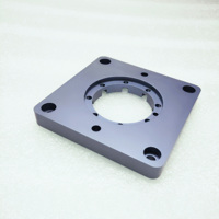 Plaque de montage carrée en acier inoxydable usinée CNC sur mesure, base anodisée noire, trou intérieur de forme spéciale, haute précision
