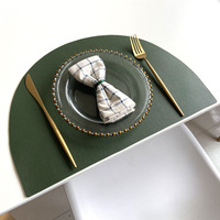 Luxuriöse Halbrunde Kunstleder-Tischsets Pflegeleichte Esstisch- und Küchenaccessoires aus Kunststoff