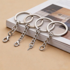 Accessoires en gros en vrac : Porte-clés avec vis à œil de mouton, anneau de clé métallique fendu avec chaîne pour la fabrication de jouets et de bijoux - Product Image 1